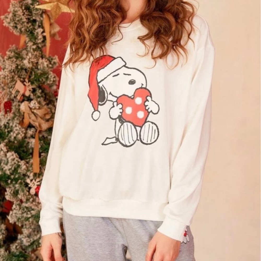 Woman’s peanut Snoopy LOGO sweatshirt size L